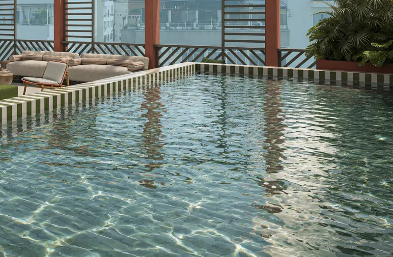 Piscina do rooftop do Modo Copacabana Santa Clara com sofás à beira d'água