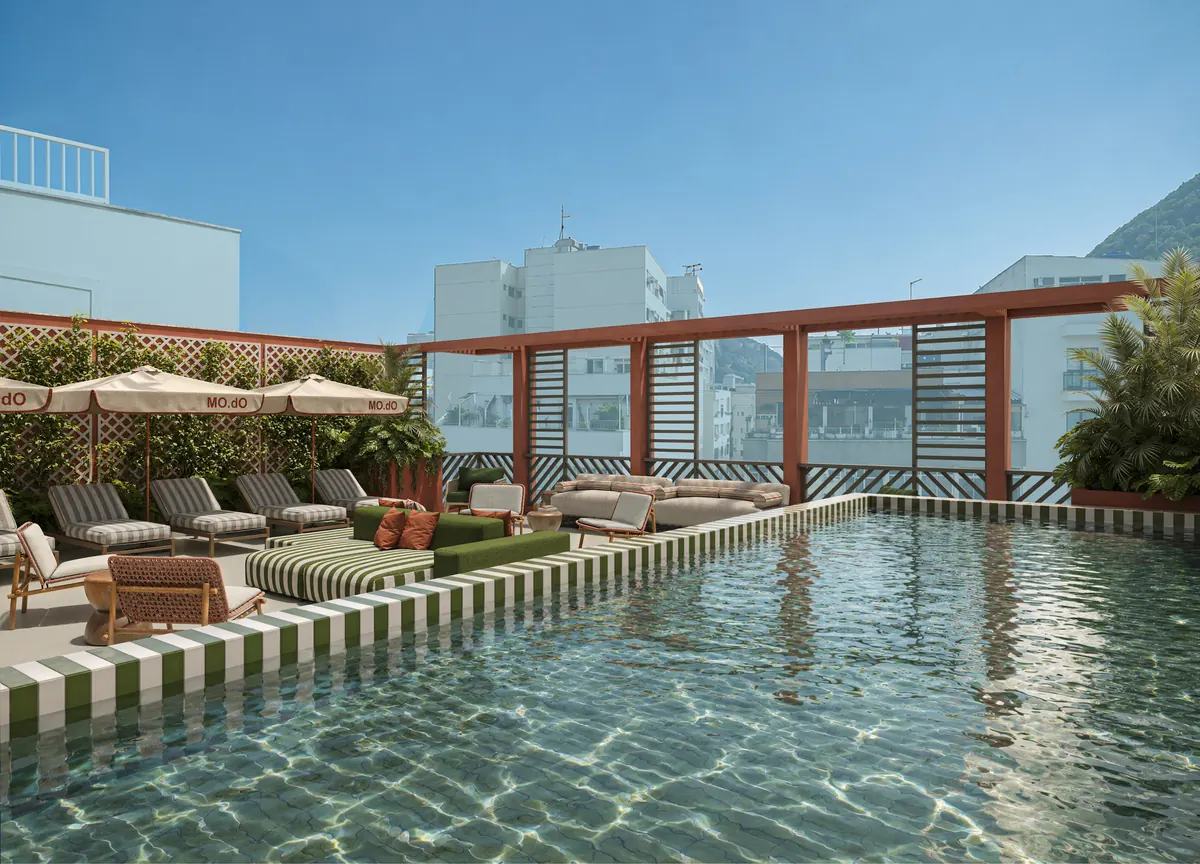 Rooftop do Modo Copacabana Santa Clara com piscina, espreguiçadeiras e pergolado